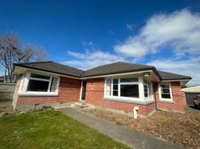 Sunny House with 5 Bedrooms(near airport)